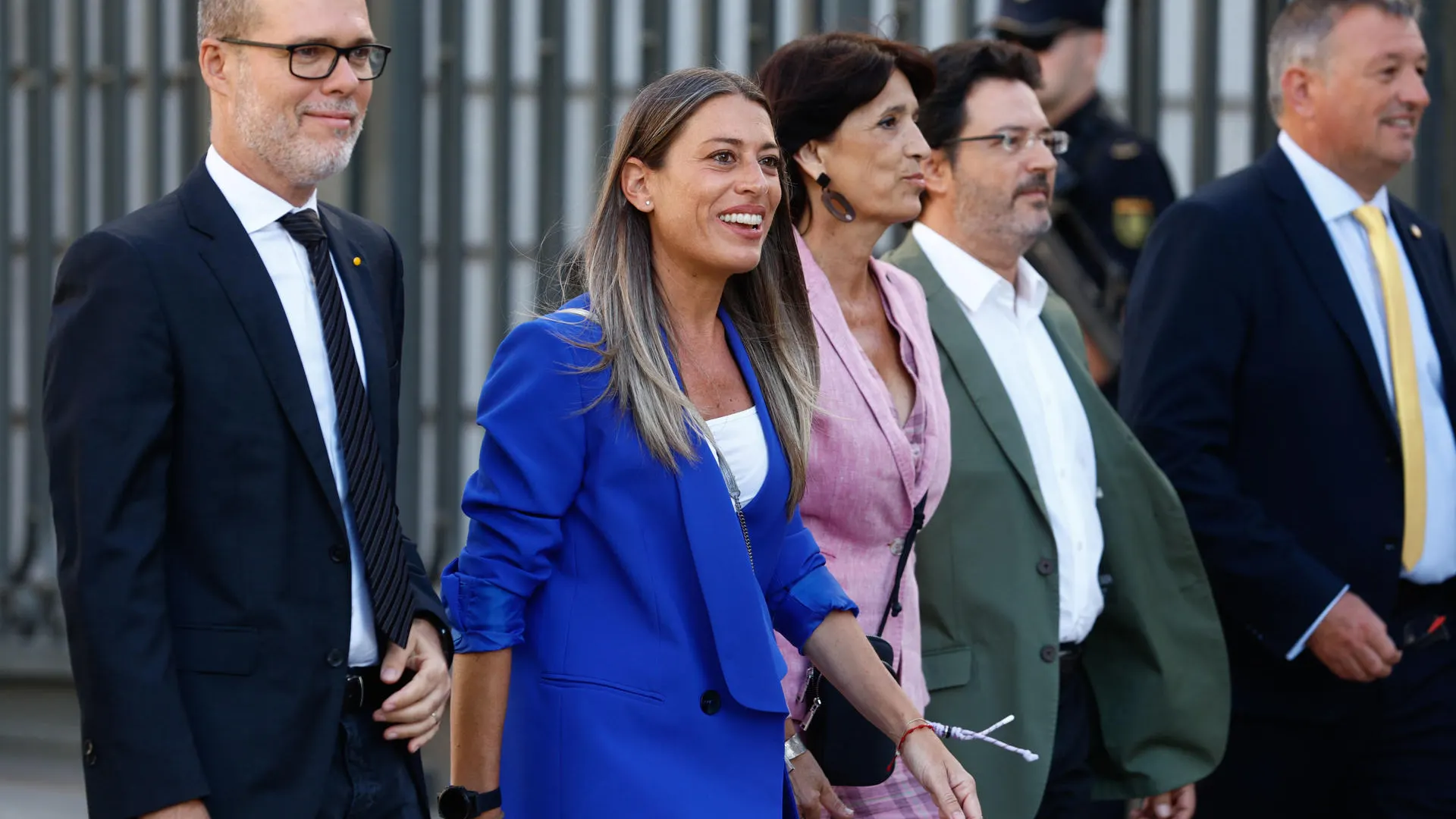 Miriam Nogueras y otros diputados de Junts llegan este jueves al Congreso.