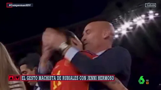 Oleada de críticas a Rubiales por el beso a Jenni Hermoso y sus gestos machistas en la final del Mundial Oleada de críticas a Rubiales por el beso a Jenni Hermoso y sus gestos machistas en la final del Mundial