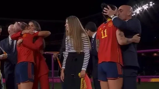 Rubiales besa sin consentimiento a Jenni Hermoso Rubiales besa sin consentimiento a Jenni Hermoso
