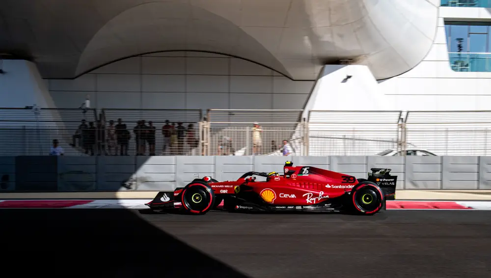 Robert Shwartzman con Ferrari en Abu Dhabi 2022