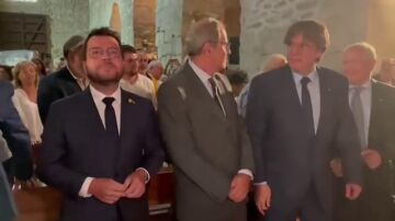 Gritos de "nostre president" a Puigdemont durante su visita a la abadía de Montserrat