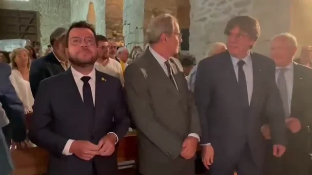 Gritos de "nostre president" a Puigdemont durante su visita a la abadía de Montserrat