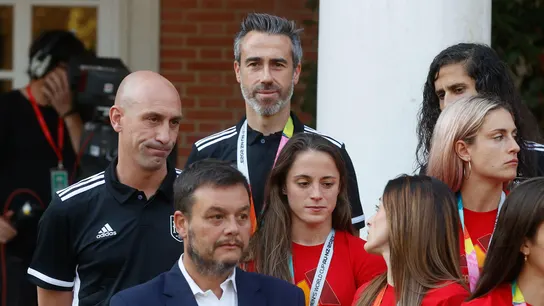 Rubiales y Vilda posan en Moncloa junto a las campeonas del mundial de fútbol Rubiales y Vilda posan en Moncloa junto a las campeonas del mundial de fútbol