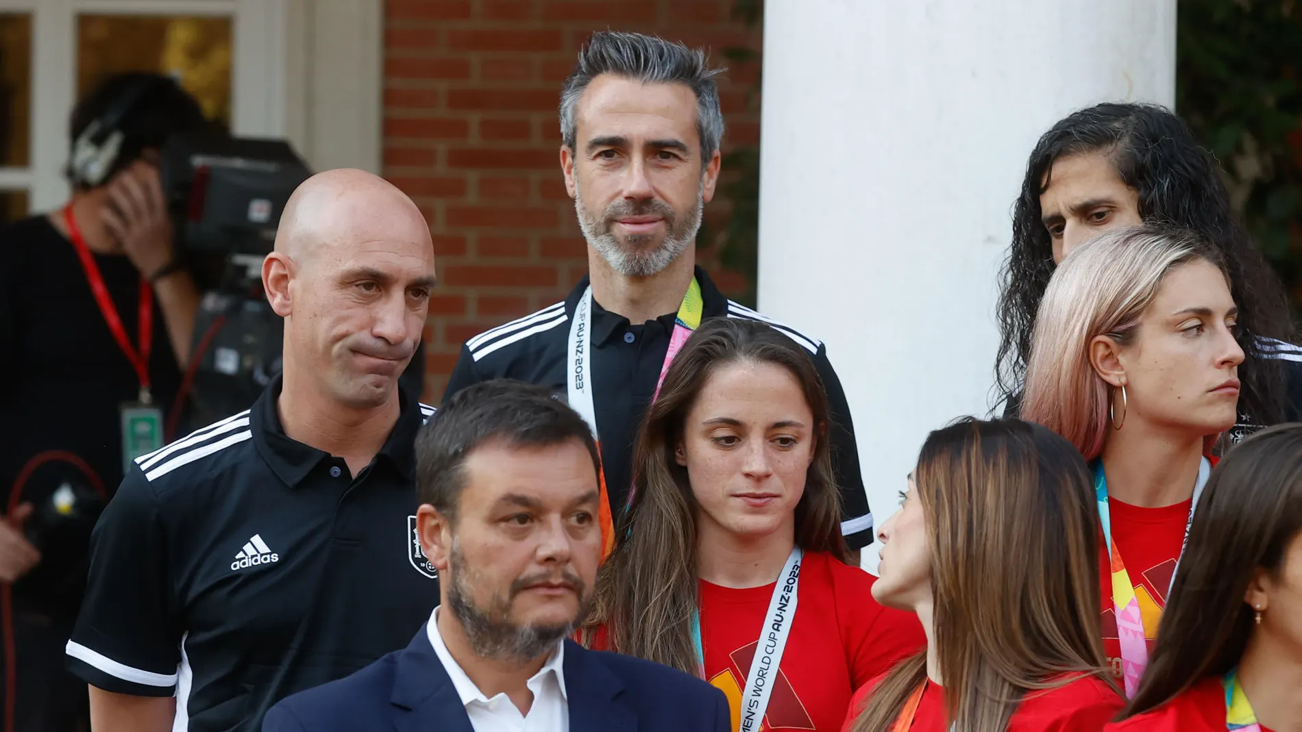 Rubiales y Vilda posan en Moncloa junto a las campeonas del mundial de fútbol