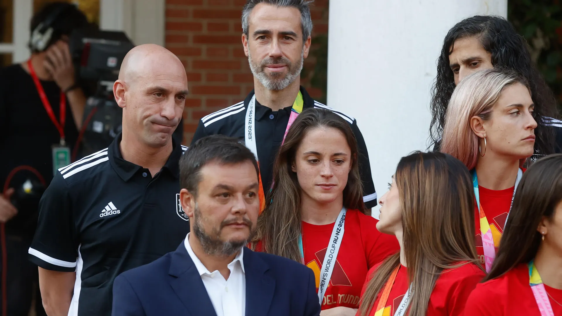 Rubiales y Vilda posan en Moncloa junto a las campeonas del mundial de fútbol