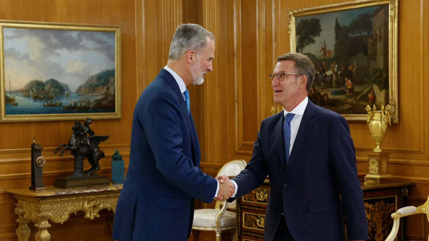 Felipe VI y Alberto Núñez Feijóo se dan la mano en el Palacio de la Zarzuela Felipe VI y Alberto Núñez Feijóo se dan la mano en el Palacio de la Zarzuela