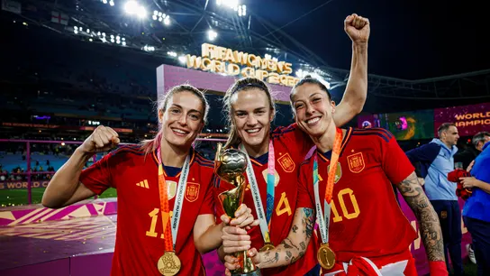 Alexia Putellas, Irene Parades y Jenni Hermoso posan con el trofeo Alexia Putellas, Irene Parades y Jenni Hermoso posan con el trofeo