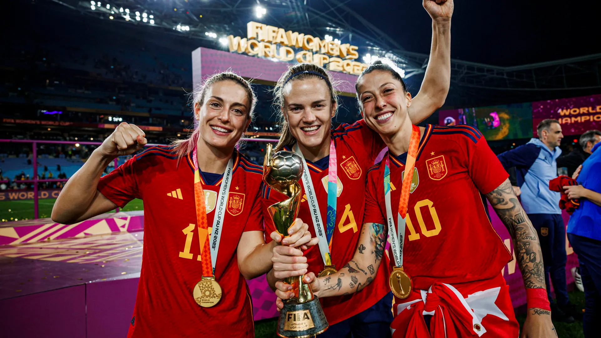 Alexia Putellas, Irene Parades y Jenni Hermoso posan con el trofeo 