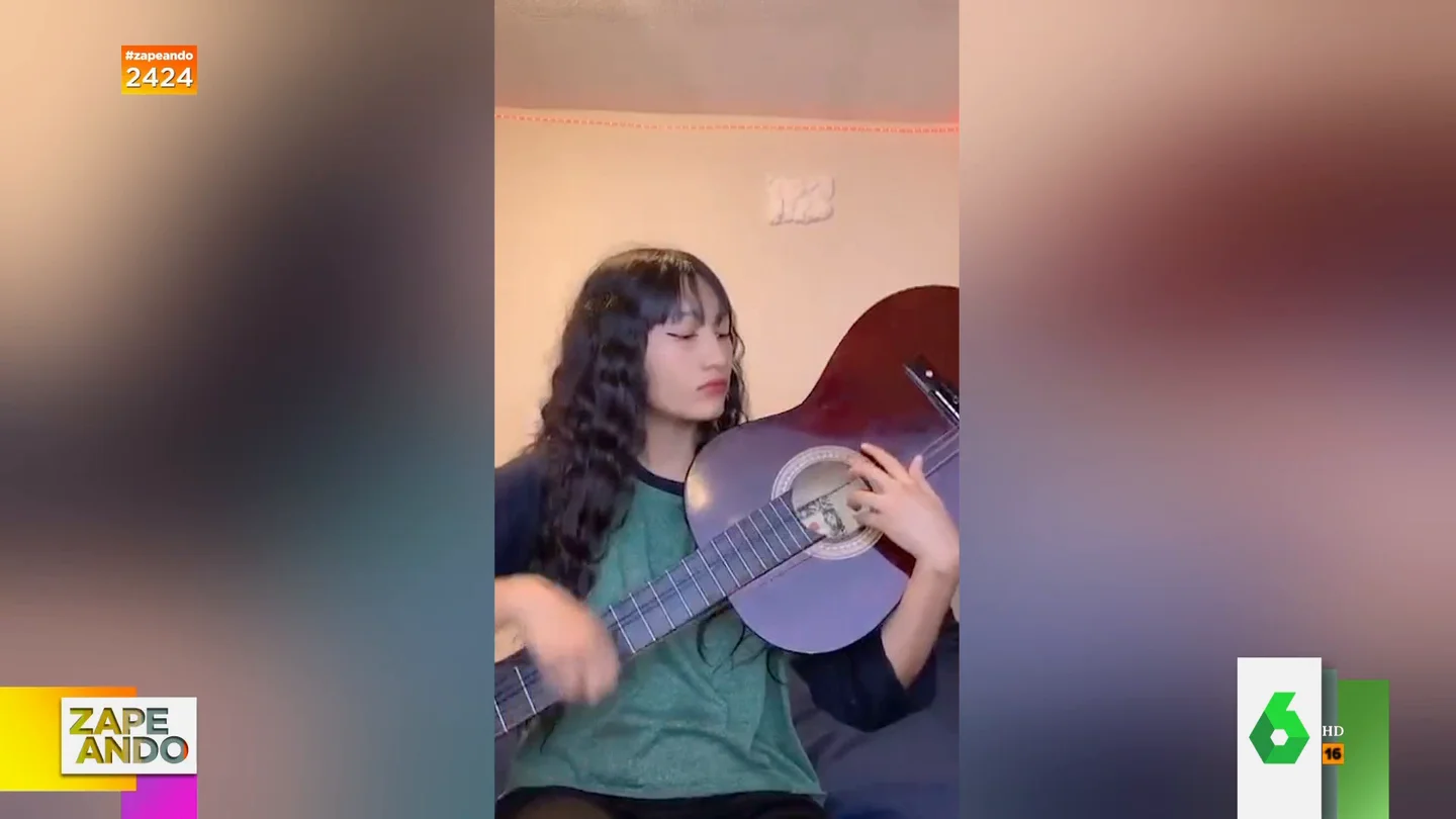 "Alucinante": la impresionante habilidad de una chica para tocar la guitarra al revés "Alucinante": la impresionante habilidad de una chica para tocar la guitarra al revés