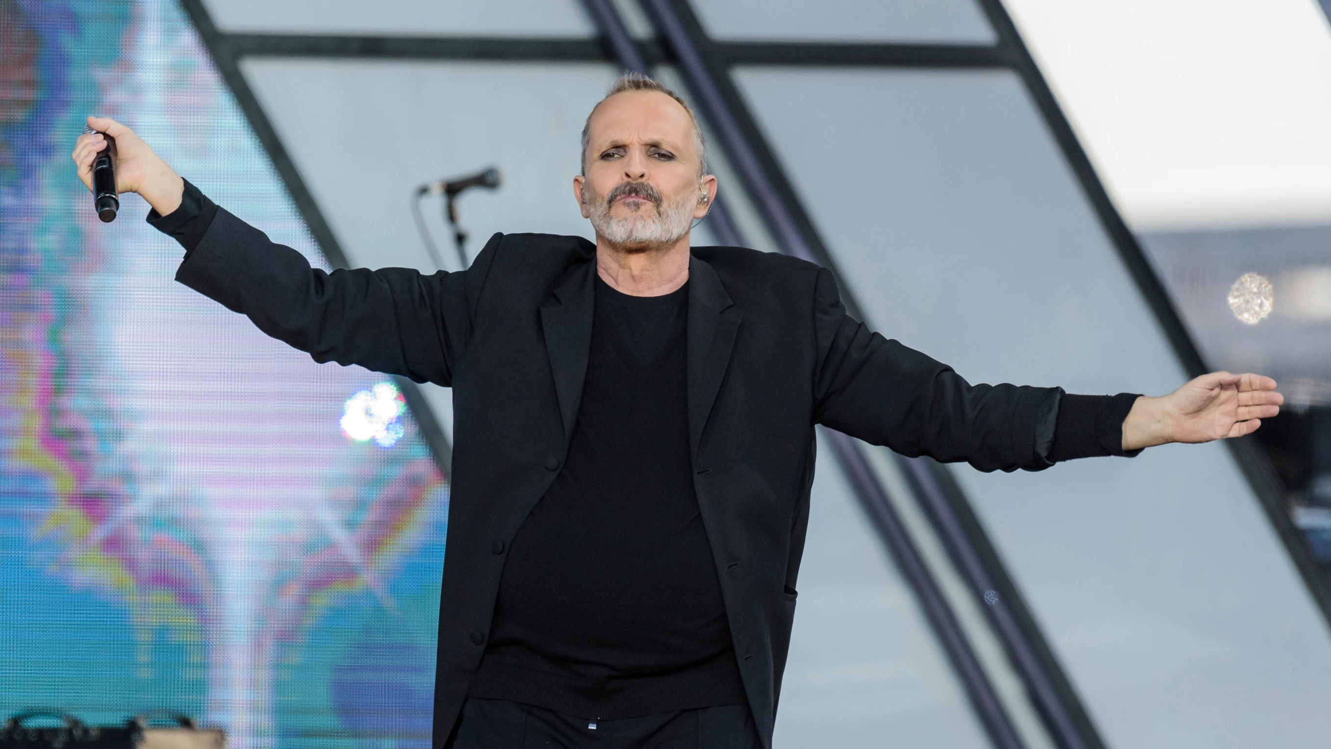 Miguel Bosé, durante un concierto