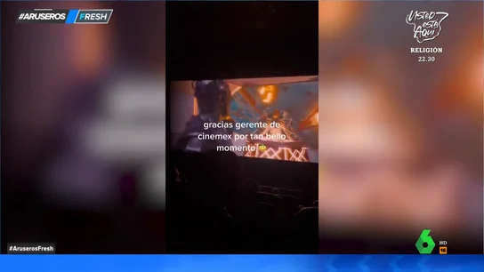 Surrealista momento en el cine: el proyector se estropea y los espectadores deben decir dónde se había quedado la película Surrealista momento en el cine: el proyector se estropea y los espectadores deben decir dónde se había quedado la película