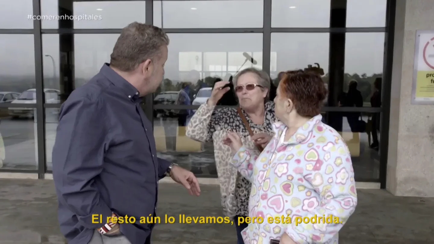 Así interrumpió una mujer la entrevista de Alberto Chicote para denunciar la comida del hospital: "Diles que está podrida" Así interrumpió una mujer la entrevista de Alberto Chicote para denunciar la comida del hospital: "Diles que está podrida"