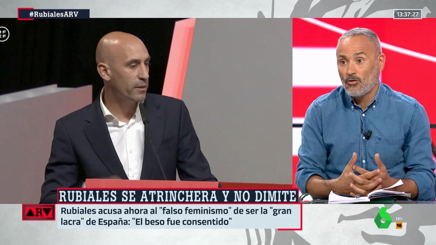 Santiago Martínez-Vares: "Luis Rubiales se gana el primer sitio en las listas de eurodiputado de Vox, que tiemblen Abascal y Buxadé" Santiago Martínez-Vares: "Luis Rubiales se gana el primer sitio en las listas de eurodiputado de Vox, que tiemblen Abascal y Buxadé"