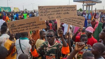 Partidarios de la junta militar protestan contra la presencia militar francesa en Níger.