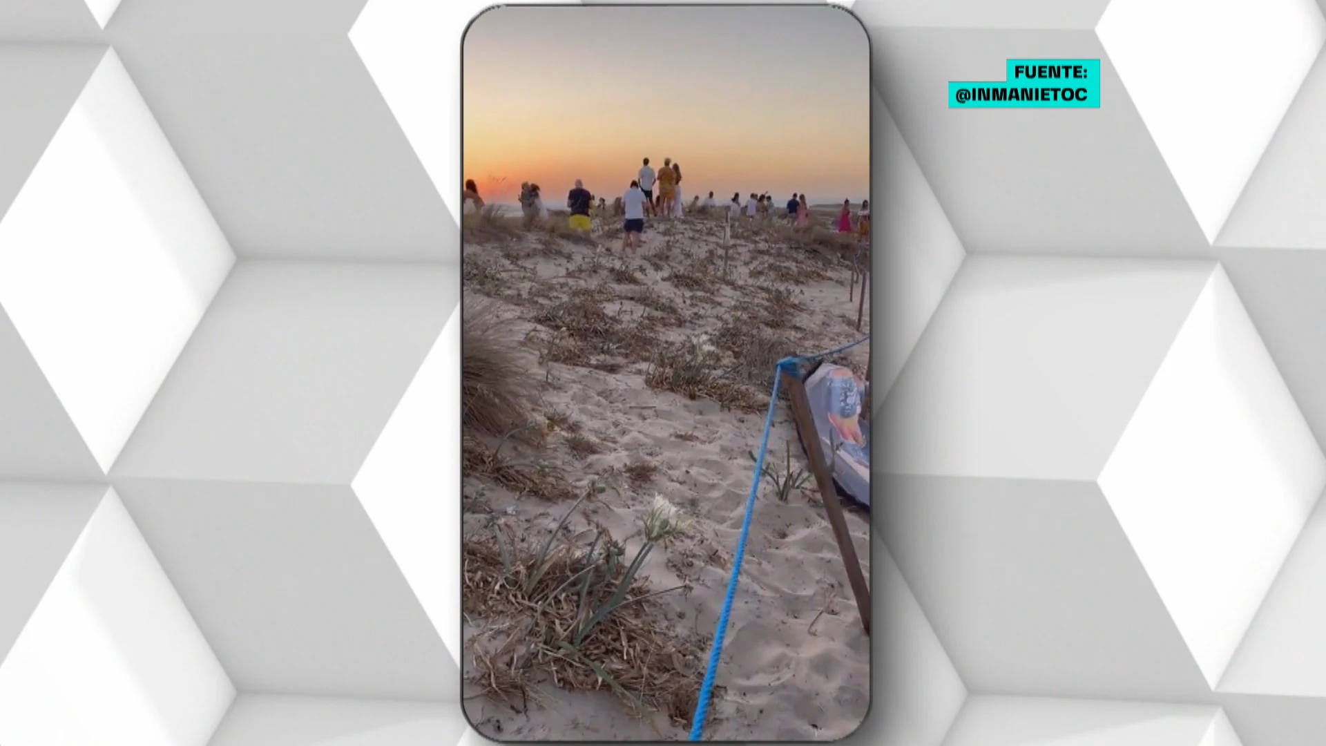 Turistas destrozan las dunas de Zahara de los Atunes, en Cádiz.