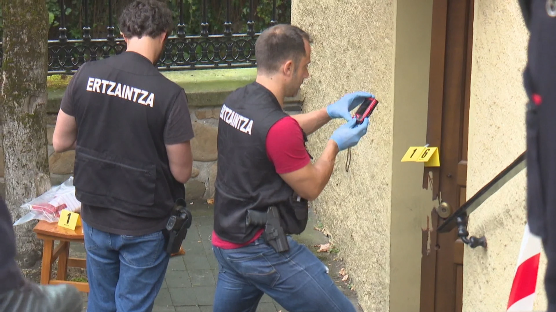 Agentes de la Ertzaintza inspeccionan el lugar de los hechos.