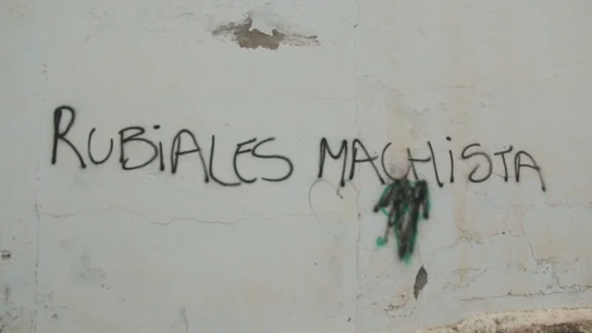 Aparecen pintadas contra Rubiales en el estadio de Motril: "Se acabó" Aparecen pintadas contra Rubiales en el estadio de Motril: "Se acabó"