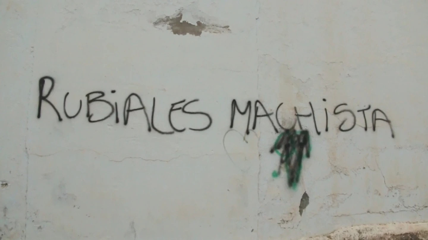Aparecen pintadas contra Rubiales en el estadio de Motril: "Se acabó" Aparecen pintadas contra Rubiales en el estadio de Motril: "Se acabó"