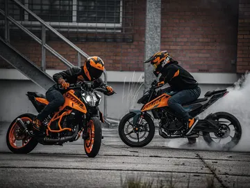 Así es la nueva KTM 125 Duke: una mini-bestia que podrás conducir con el carnet de coche Así es la nueva KTM 125 Duke: una mini-bestia que podrás conducir con el carnet de coche