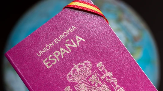 Imagen de un pasaporte español. Imagen de un pasaporte español con una cinta con la bandera de España.