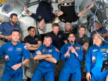 Los tripulantes de la misión Crew-7 son recibidos por los que ya estaban en la estación espacial internacional
