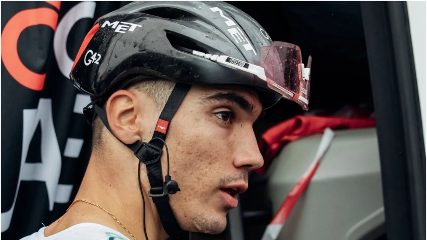 Juan Ayuso explota contra el individuo que puso chinchetas en la carretera: "Le deseo lo peor" Juan Ayuso explota contra el individuo que puso chinchetas en la carretera: "Le deseo lo peor"