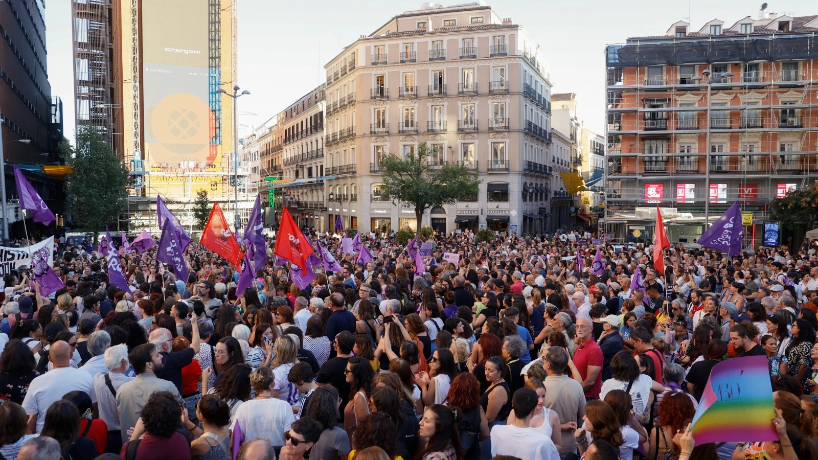 Cientos de personas se manifiestan en Madrid en apoyo a Jenni Hermoso: "No es un pico, es una agresión"