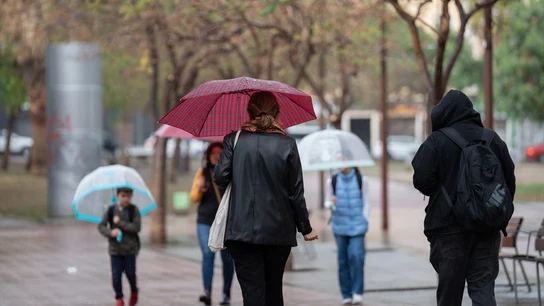 Imagen de archivo de varias personas caminando bajo la lluvia. Imagen de archivo de varias personas caminando bajo la lluvia.