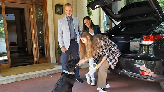 La cariñosa despedida de la infanta Sofía de su perro antes de irse a Gales La cariñosa despedida de la infanta Sofía de su perro antes de irse a Gales
