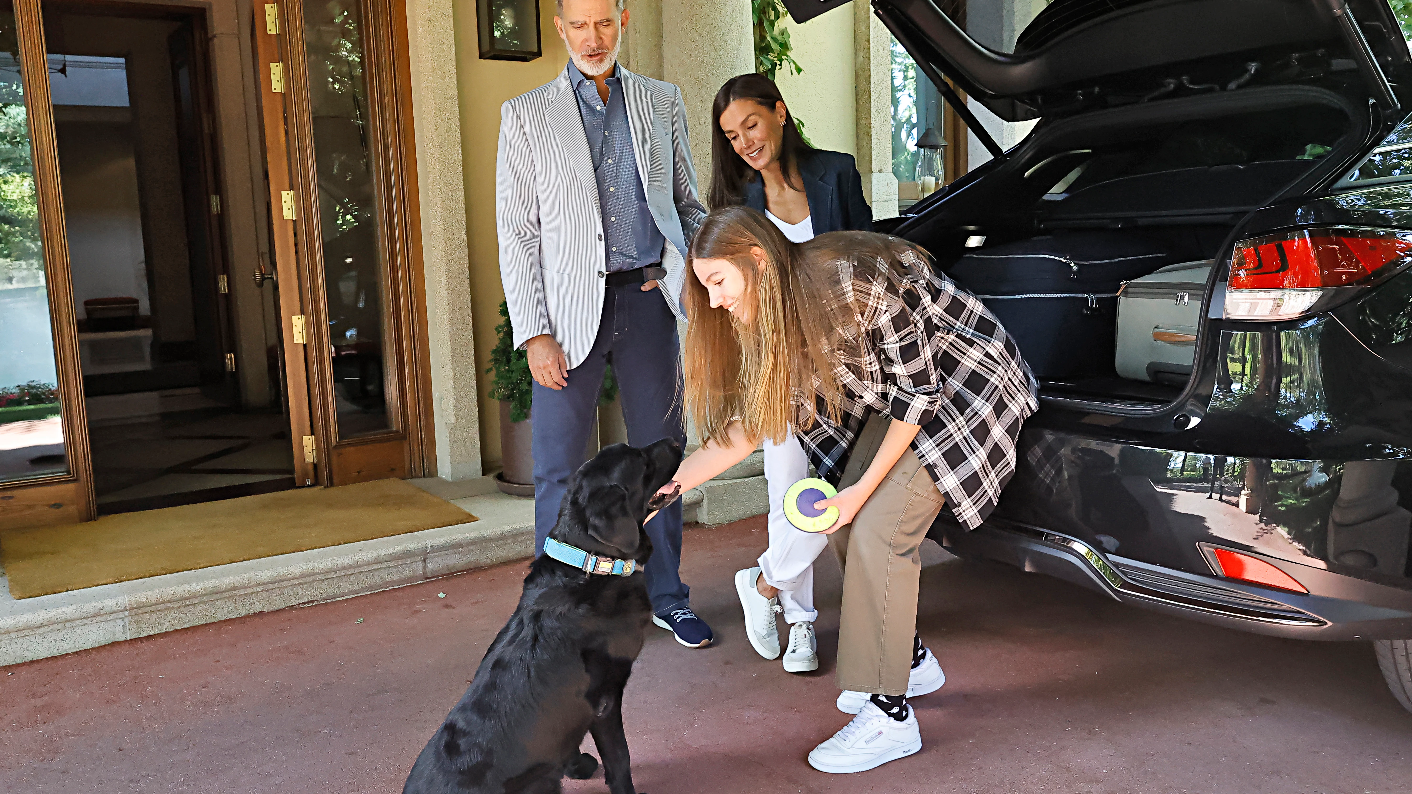 La cariñosa despedida de la infanta Sofía de su perro antes de irse a Gales