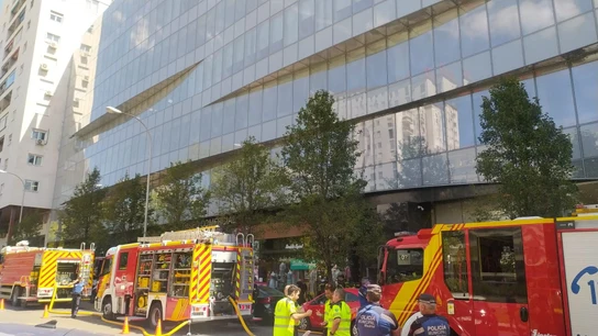 Desalojan un centro comercial en Castellana al incendiarse un coche híbrido en el párking Desalojan un centro comercial en Castellana al incendiarse un coche híbrido en el párking