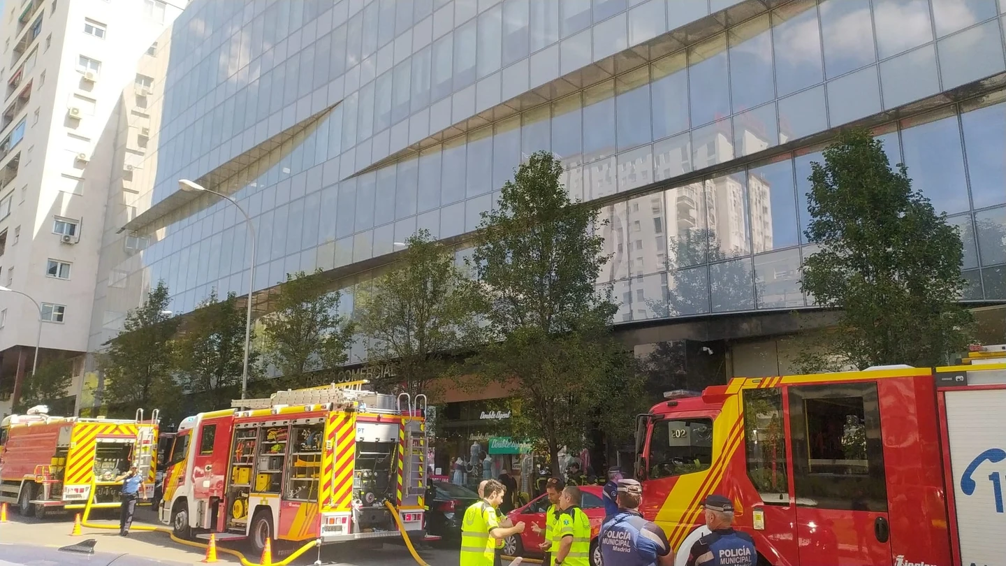 Desalojan un centro comercial en Castellana al incendiarse un coche híbrido en el párking Desalojan un centro comercial en Castellana al incendiarse un coche híbrido en el párking