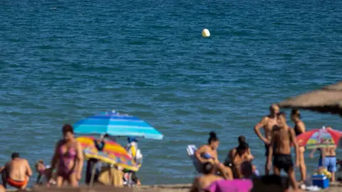 La Playa de la Misericordia (Málaga), llena de bañistas durante un día de verano