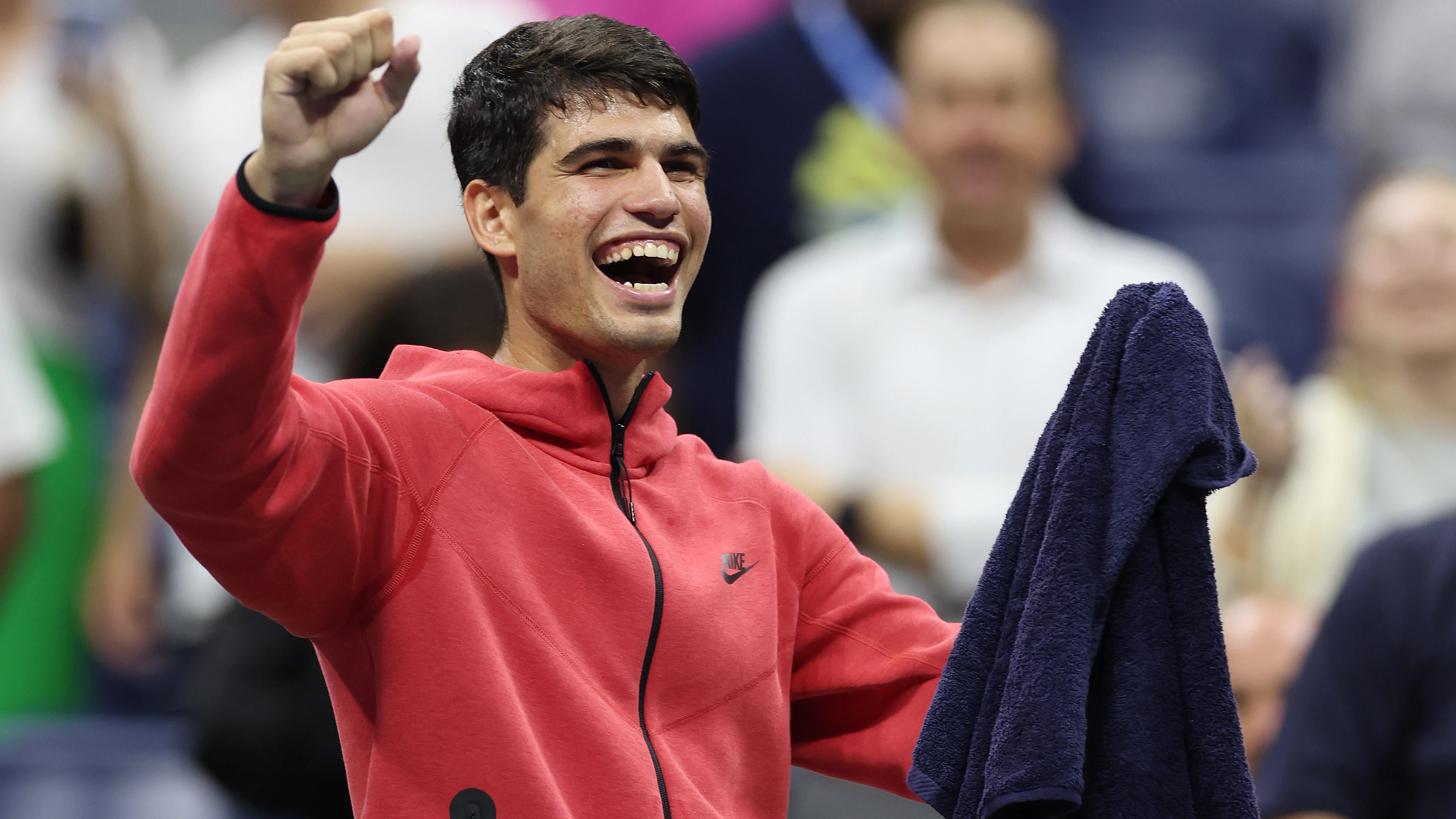 Carlos Alcaraz canta 'Vagabundo' de Sebastian Yatra festejando su estreno en el US Open