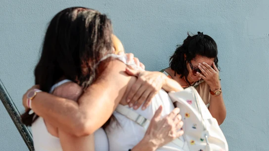 Amigas de la mujer asesinada en Alzira, tras enterarse de la noticia Amigas de la mujer asesinada en Alzira, tras enterarse de la noticia