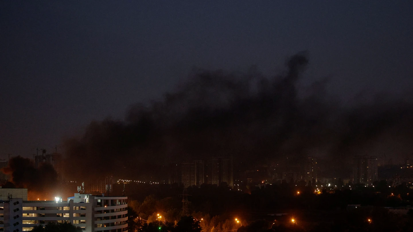 Humo sobre Kyiv tras un ataque ruso con misiles el miércoles 30 de agosto de 2023 Humo sobre Kyiv tras un ataque ruso con misiles el miércoles 30 de agosto de 2023