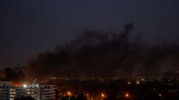 Humo sobre Kyiv tras un ataque ruso con misiles el miércoles 30 de agosto de 2023