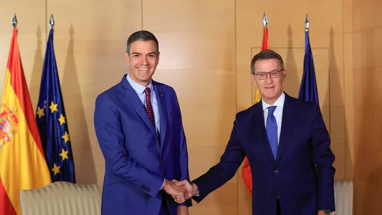 Pedro Sánchez y Alberto Núñez Feijóo Sánchez cierra la puerta al pacto de Estado ofrecido por Feijóo tras su reunión en el Congreso