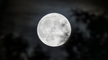 Vista de la superluna azul, a 30 de agosto de 2023, en Madrid (España). 