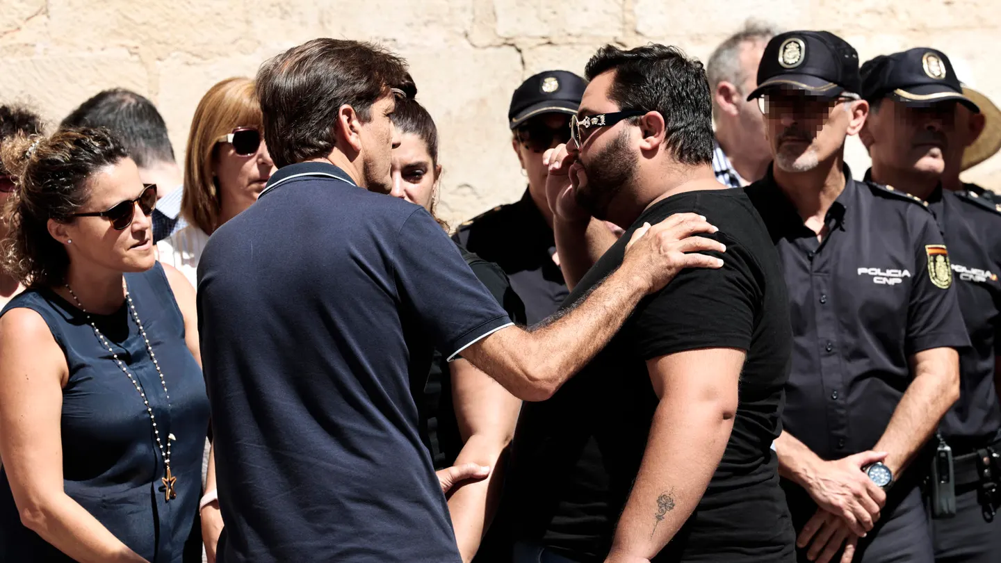 Un momento de la concentración llevada a cabo en Alzira (Valencia) en repulsa por el asesinato de su vecina Raquel Lorente. Un momento de la concentración llevada a cabo en Alzira (Valencia) en repulsa por el asesinato de su vecina Raquel Lorente.