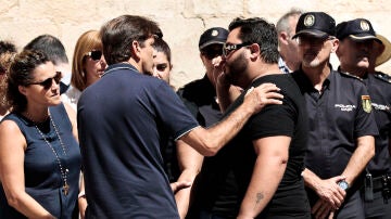  Un momento de la concentración llevada a cabo en Alzira (Valencia) en repulsa por el asesinato de su vecina Raquel Lorente.