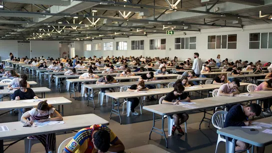 Alumnos realizan el examen de Selectividad El Gobierno aplazará un año la reforma de la Selectividad