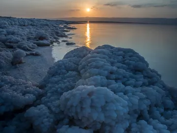 Playa de 'perlas de sal' del Mar Muerto Playa de 'perlas de sal' del Mar Muerto