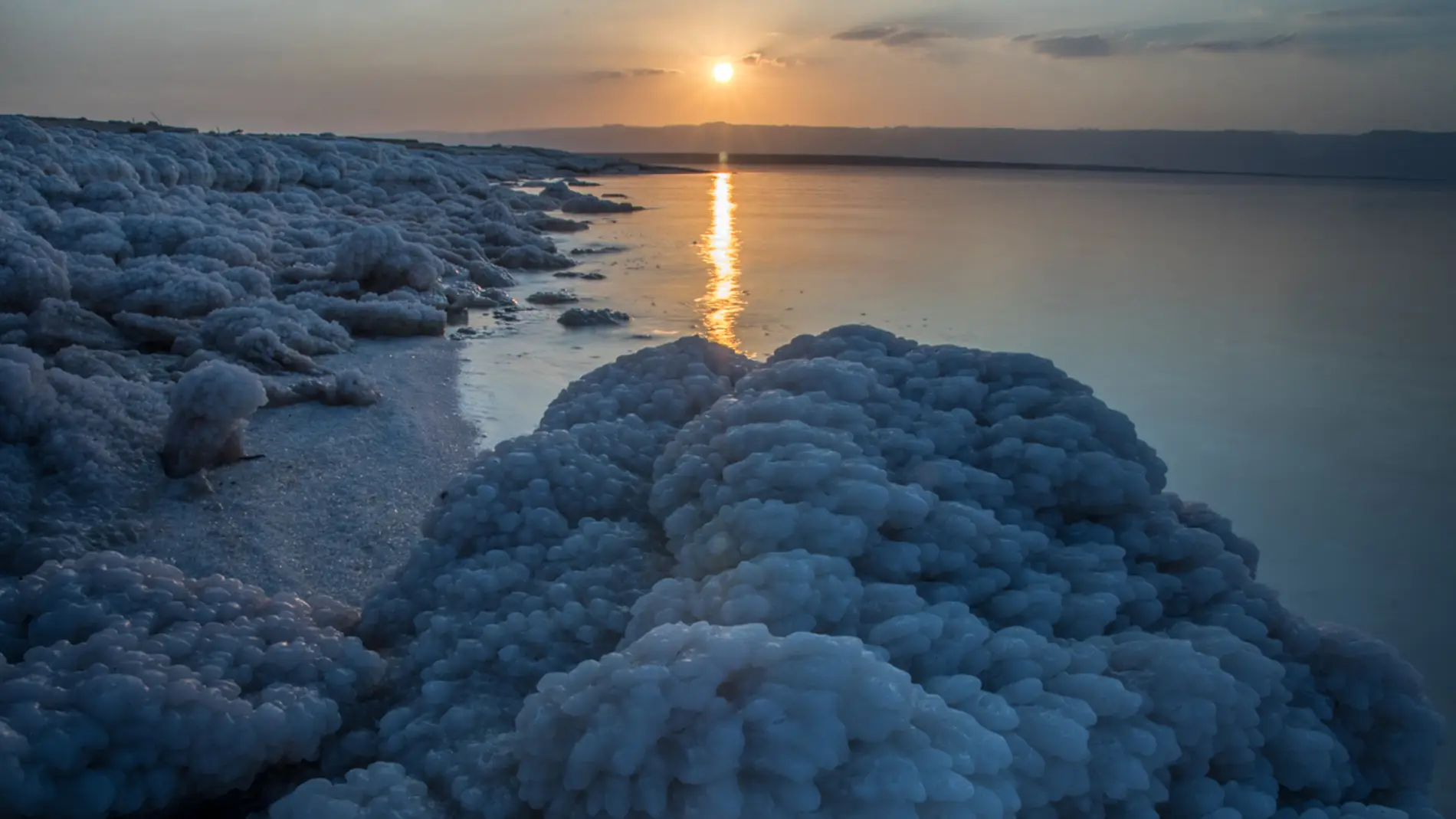 Playa de 'perlas de sal' del Mar Muerto