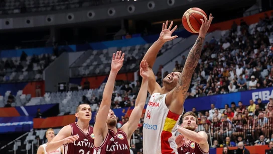 Willy Hernangómez ante jugadores letones Willy Hernangómez ante jugadores letones