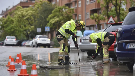 Dos hombres desatascan una alcantarilla, a 2 de septiembre de 2023, Huesca, Aragón Dos hombres desatascan una alcantarilla, a 2 de septiembre de 2023, Huesca, Aragón