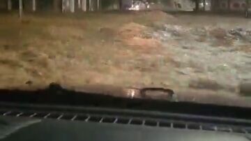 VÍDEO | Las maniobras de un vehículo para evitar ser arrastrado por la tromba de agua en plena DANA