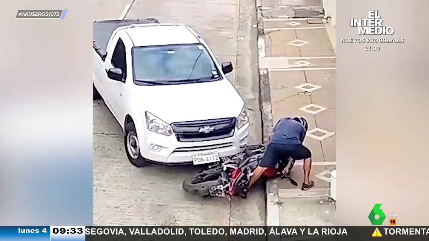 Un conductor evita que un ladrón robe el bolso de una mujer golpeándole con su coche Un conductor evita que un ladrón robe el bolso de una mujer golpeándole con su coche