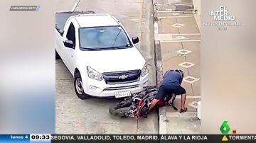 Un conductor evita que un ladrón robe el bolso de una mujer golpeándole con su coche