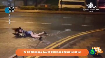 La brutal fuerza del viento derriba a una chica y la arrastra varios metros por las calles de Hong Kong